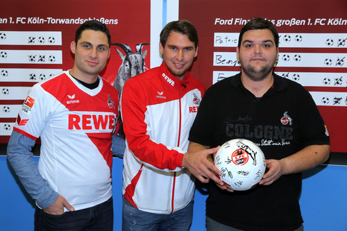 Patrick Helmes, Fußballprofi des 1. FC Köln, trat in der Endmontage des Kölner Ford-Werks gegen fünf Mitarbeiter im Torwandschießen an. Der 26-jährige Ihsan Yüzey (links) belegte den ersten Platz, Helmes und der 28-jährige Benjamin Hospelt (rechts) teilten sich Platz zwei.