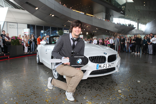 Patrick Zanker, zehnmillionster Besucher der BMW-Welt, darf zehn Wochen lang einen Z4 fahren.