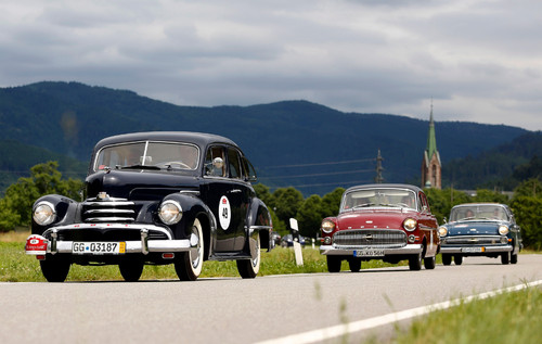 Paul Pietsch Classic 2013: Opel Kapitän Trio auf großer Fahrt durch den Schwarzwald: In Front ein 52er, gefolgt von einem 56er und einem 62er Baujahr.