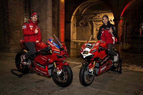 Pecco Bagnaia (l.) und Alvaro Bautista mit den beiden Ducati Panigale V 4 World Champion Replica.