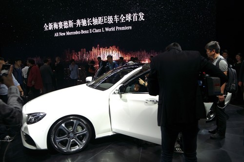Peking 2016: Dicht umlagert - die erste Mercedes-Benz E-Klasse für den chinesichen Markt mit langem Radstand.