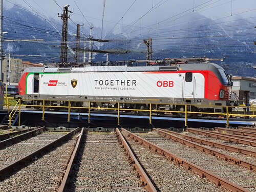 Per Güterzug transportiert die ÖBB Rail Cargo Group die Karosserien des Lamborghini Urus von Zwickau nach Modena.