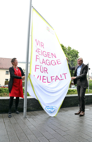 Personalvorstand Sabine Jaskula und Wolf-Henning Scheider, Vorstandsvorsitzender der ZF Friedrichshafen AG unter der Flagge der „Charta der Vielfalt“.