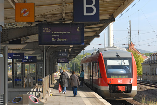 Personenzug im Bahnhof.