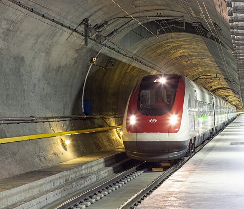 Personenzug im Gotthard-Basistunnel.