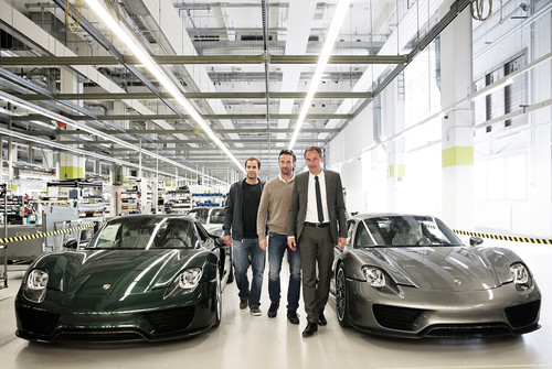 Pete Sampras, Carlos Moyá und Porsche-Produktionsvorstand Dr. Oliver Blume (v.l.) in der 918-Spyder-Manufaktur.