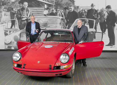 Peter Falk (l.) und Herbert Linge am Porsche 911 vor dem Restaurationsbeginn.