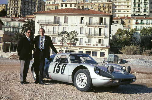 Peter Falk (rechts) und Rolf Wütherich am Porsche 904 bei der Rallye Monto Carlo, 1965.