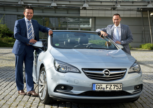 Peter Gerards, Geschäftsführer der Ruhrdeichgruppe, und Jürgen Keller, Opel-Vertriebschef in Deutschland (rechts) nehmen den Cascada in ihre Mitte.