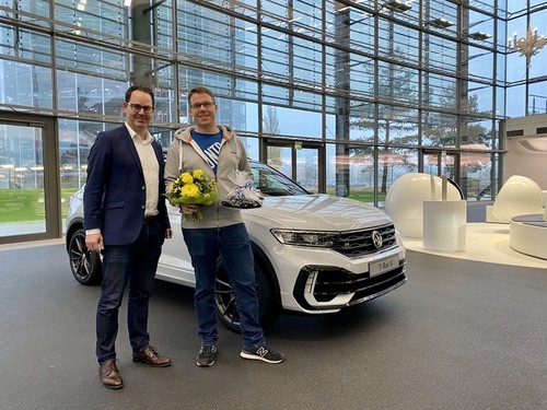 Peter Jost (l.), Leiter Verkauf und Marketing von Volkswagen, übergibt Marvin Klöpper in der Autostadt den ersten VW T-Roc R.