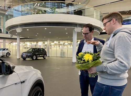 Peter Jost, Leiter Verkauf und Marketing von Volkswagen, übergibt Marvin Klöpper (r.) in der Autostadt den ersten VW T-Roc R.