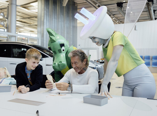 Peter Maffay bastelt im Future Mobility Campus in der Gläsernen Manufaktur von Volkswagen mit Tabaluga, Lucy und Kindern eine Lampe.