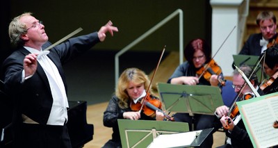 Peter Maffay und Band werden während der Konzertreihe 2010 vom Philharmonic Volkswagen Orchestra begleitet.