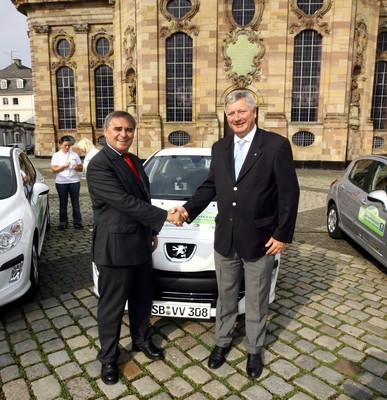 Peter Müller, Ministerpräsident des Saarlandes (links) und Olivier Dardart, Geschäftsführer Peugeot Deutschland.