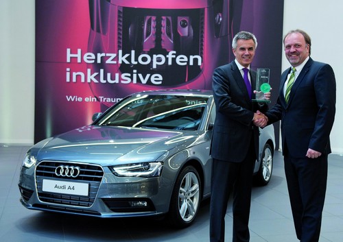 Peter Schwarzenbauer (links), Audi-Vorstandsmitglied Marketing und Vertrieb, erhält von Erik Wakolbinger, Leiter Konzernvertrieb Dekra, die Auszeichnung für den Erfolg des Audi A4 beim Gebrauchtwagenreport.