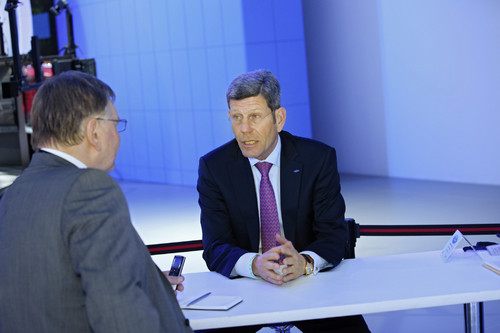 Peter Schwerdtmann, Chefredakteur des Auto-Medienportal im Gespräch mit Bernhard Mattes, Vorsitzender der Geschäftsführung der Ford-Werke.