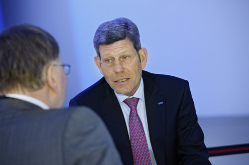 Peter Schwerdtmann, Chefredakteur des Auto-Medienportal im Gespräch mit Bernhard Mattes, Vorsitzender der Geschäftsführung der Ford-Werke.