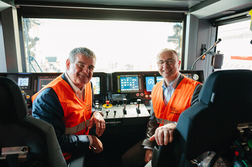Peter Spuhler, Verwaltungsratspräsident Stadler Rail, und Johann Pluy, Vorstand der ÖBB-Infrastruktur AG, mit dem ersten Servicejet.
