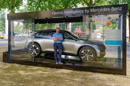 Peter Theurer in der Mercedes-Benz-Erlebniswelt Bremen.