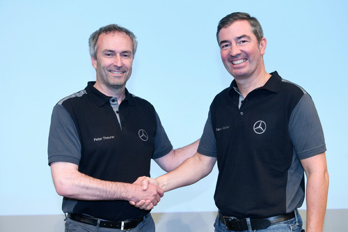Peter Theurer (links) übergibt die Leitung des Mercedes-Benz-Werks Bremen an Markus Keicher.