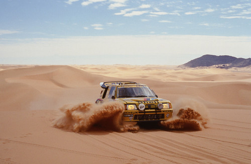 Peugeot 205 T16 bei der Rallye Paris-Dakar 1987.