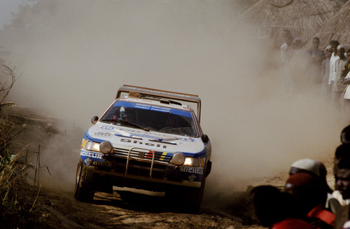 Peugeot 405 T16 bei der Rallye Paris-Dakar 1989.