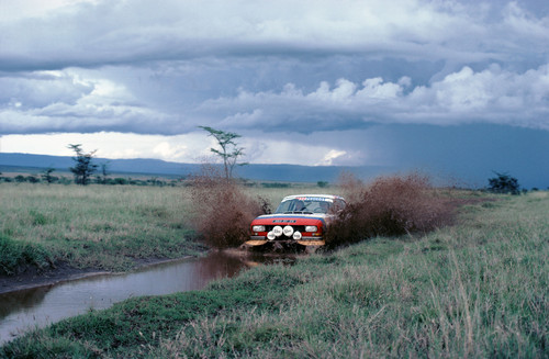 Peugeot 504 Coupé V6 bei einer Rallye in Afrika.