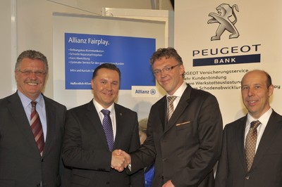 Peugeot und Allianz kooperieren (von links): Norbert Kuhnlein (Direktor Vertrieb und Marketing Peugeot Bank), Berndt A. Buchmann (Direktor Vertrieb Teile und Service Peugeot Deutschland), Jochen Krämer ( Leiter Claims Automotive Allianz-Versicherung) und Torsten Patzner (Leiter Versicherungsservice Peugeot Bank).