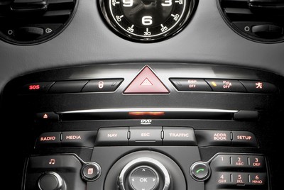 Peugeot wird den Notrufdienst „Connect“ serienmäßig im RCZ anbieten. 