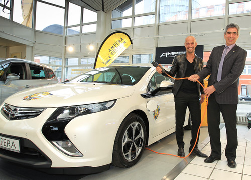 Peyman Amin erhielt von Peter Müller (rechts), Geschäftsführer des Münchner Autohauses Häusler, seinen Opel Ampera.