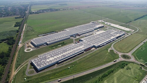 Photovoltaik-Anlage auf den Dächern der beiden Logistik-Hallen von Audi Hungaria.