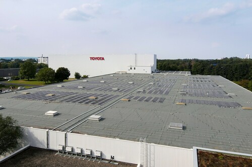 Photovoltaikanlage auf dem Dach des Toyota-Logistikzentrums in Köln.