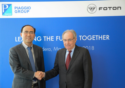 Piaggio-Präsident Roberto Colaninno (r.) und Foton-Vizechef Chang Rui besiegeln die Zusammenarbeit bei einer neuen reihe kleinerer Nutzfahrzeuge.