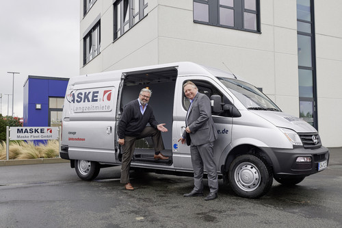 Pieter Gabriëls (l.), Geschäftsführer von SAIC Mobility Europe, und Maske-Fleet-Gesellschafter Andreas Maske mit dem Maxus EV80.
