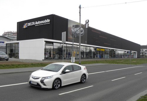 Pilotprojekt für das neue Erscheinungsbild von Opel-Händlern: Delta Automobile in Wiesbaden: Opel Ampera vor dem neuen Opel-Betrieb.