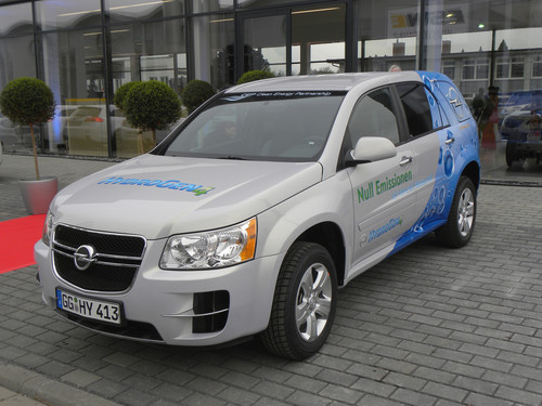 Pilotprojekt für das neue Erscheinungsbild von Opel-Händlern: Delta Automobile in Wiesbaden:Probefahrten mit dem Opel Hydro Gen 4.