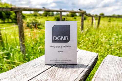 Plakette zur DGNB-Zertifizierung in „Platin“.