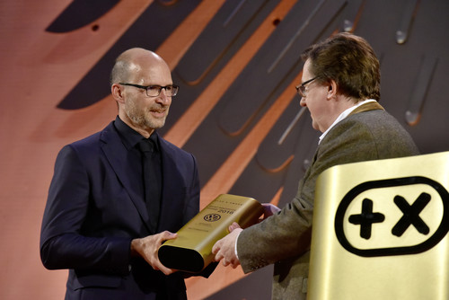Plus-X-Award 2016: VW-Designchef Klaus Bischoff nahm den Preis stellvertretend für sein Team entgegen.