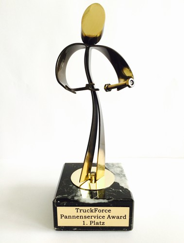 Pokal des Truck-Force-Pannenservice-Awards 2015. 
