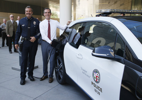 Polizeichef Charlie Beck und Bürgermeister Eric Garcetti mit dem BMW i3 für das Los Angeles Police Department.