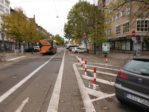 Poller verhindern das Parken im Kreuzungsbereich und geben Radfahrern freie Sicht.