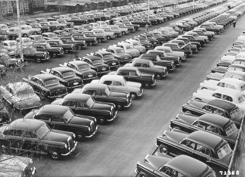 „Ponton“-Limousinen stehen im Mercedes-Benz-Werk Sindelfingen 1953 bereit für ihre Auslieferung.