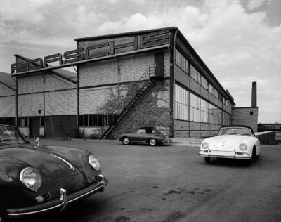 Porsche 356 Typ A vor dem Werk 2 in Zuffenhausen (1955).