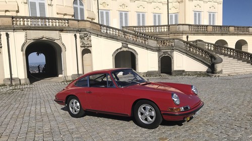 Porsche 911 2,0 S (Baujahr 1967) vor dem Schloss Solitude in Stuttgart.