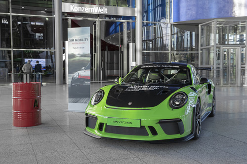 Porsche 911 GT3 RS auf der Piazza in der Autostadt. 