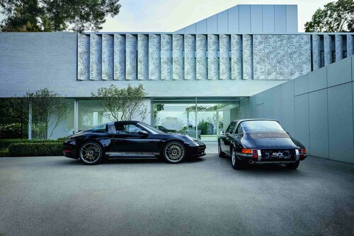 Porsche 911, Sondermodell „Edition 50 Jahre Porsche Design“, und restaurierter 911 S 2.4 Targa aus dem Jahr 1972 in ähnlicher Aufmachung.