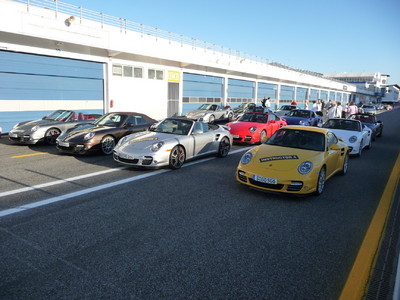 Porsche 911 Turbo: Startaufstellung hinter dern Instruktoren-Autos in Estoril.