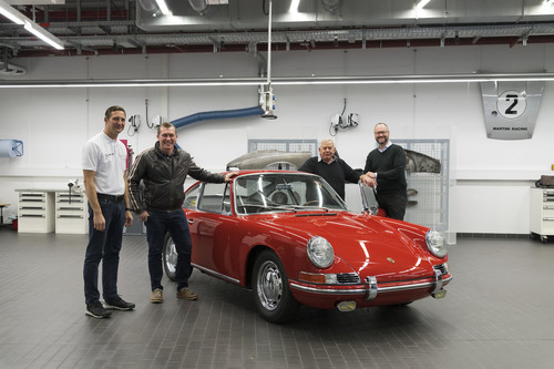 Porsche 911 (Typ 901, Bj. 1964): Kuno Werner (links) und Alexander Klein (rechts, beide Porsche-Museum) präsentieren dem Vorbesitzer Bernd Ibold (2.v.r.) und „Trödeltrupp“-Moderator Otto Schulte (2.v.l.) das restaurierte Fahrzeug.