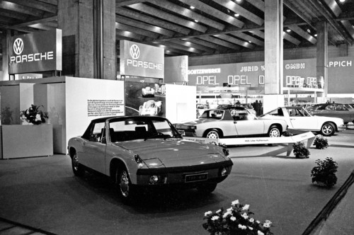 Porsche 914/4 (links) und 914/6 bei der Internationalen Automobilausstellung (IAA) in Frankfurt 1969.