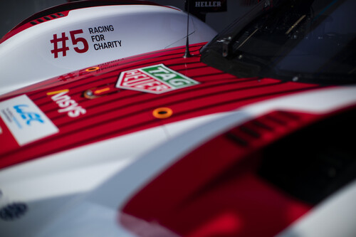 Porsche 963: „Racing for Charity“-Logo am rechten Kotflügel.